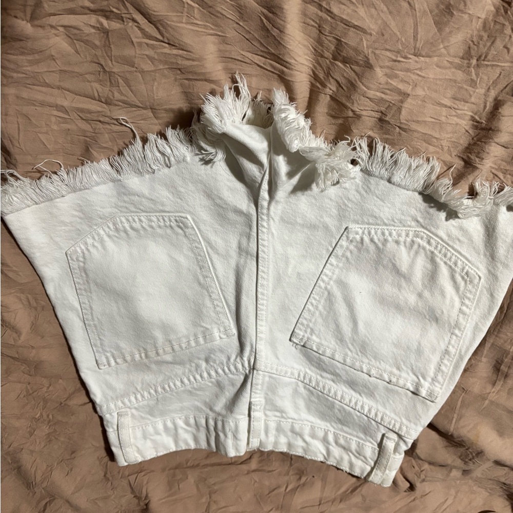 SOLD🛍Bundle sale🛍Zara White Jean Shorts Distressed High-Waisted size 2 - Picture 3 of 8